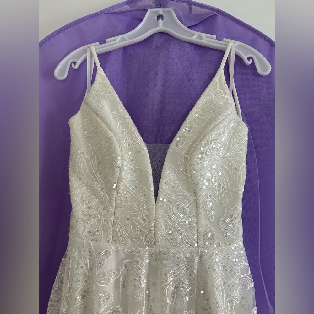 BRAND NEW UNWORN Thalia wedding dress from Love Lives here.